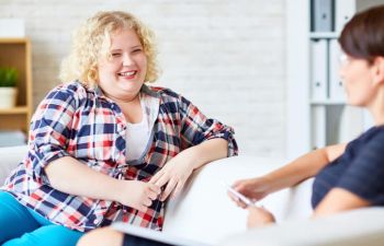 Young obese woman at an appointment with a psychologist.