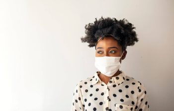 An Afro-American woman wearing a medical mask.