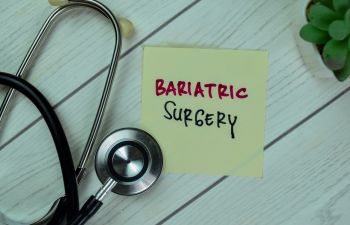 A stethoscope and a sticky note that reads bariatric surgery.